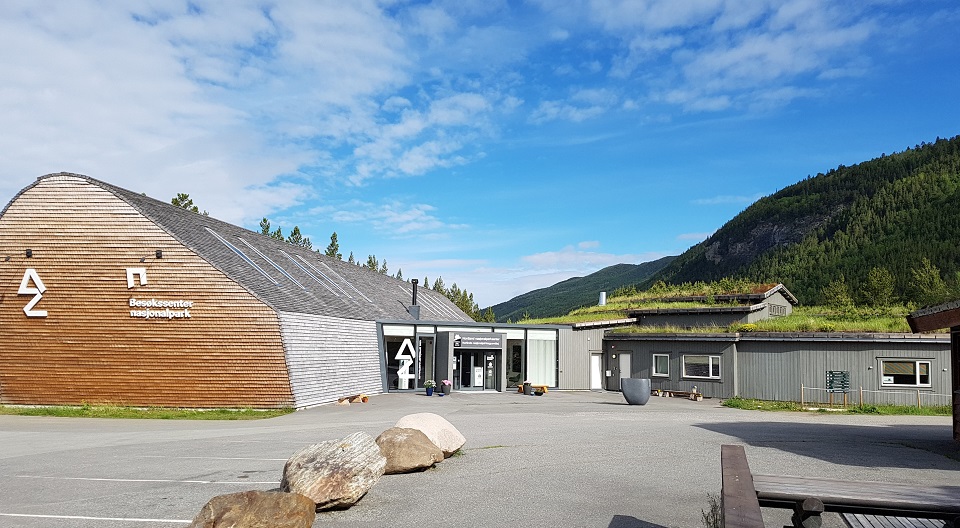 Besøkssenter nasjonalpark fasade sommer